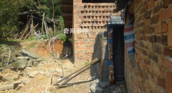 贵州一家被空坟“堵”门10年 族长带人立碑修祖先空坟引发矛盾