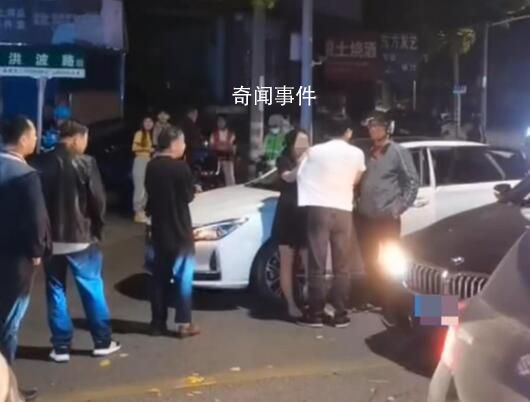 女子酒后当街撕扯男子上衣 已转交警处理