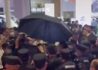 被拖走女子否认蹭热度 要求宝马道歉