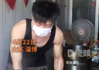 淄博鸭货店小哥回应因帅气走红 每天有很多顾客过来拍照