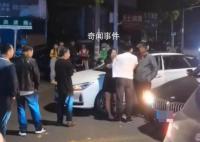 女子酒后当街撕扯男子上衣 已转交警处理