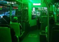 上海回应公交车深夜冒绿光 看起来确实有点害怕