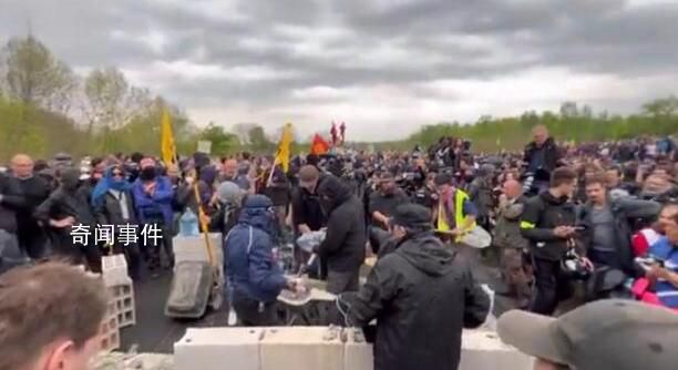 法国示威者在高速路上搅水泥砌墙 反对修建新的高速公路