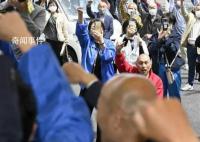 日本市长候选人街头演讲遭锁喉扑倒 正调查其具体犯罪动机