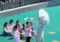 官方回应学生暴晒排练老师怕晒打伞 稍后会去了解相关情况