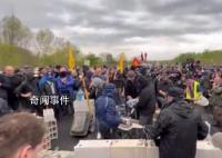 法国示威者在高速路上搅水泥砌墙 反对修建新的高速公路