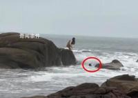 两女生海边拍照险被涨潮卷走 所幸两人最终平安上岸