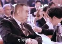 张颂文向陈凯歌介绍高叶 网友纷纷表示感慨