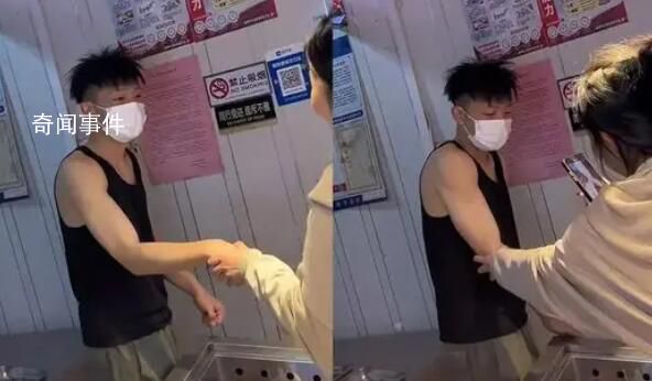 淄博鸭货小哥回应被女游客摸肌肉 自己比较社恐当时心里也有点恐慌