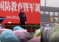 高校领导避雨发言:同站风雨中