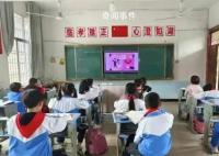 江西小学生课堂观看零彩礼宣传片 让孩子从小接受这个教育