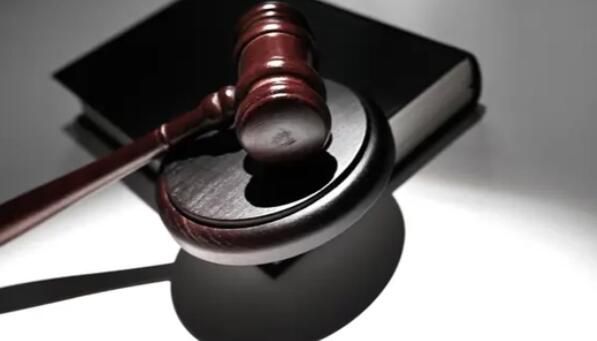 员工向前同事透露工资被开除 遂将公司告上法庭