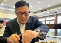 邓炳强在北京品尝豆汁 连说“唔错”
