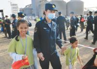 苏丹撤离同胞看到中国军舰来接落泪 已有1300多名中国公民安全转移