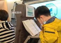 春假首日孩子们在高铁上刷卷子 有一波提前出发的已经抵达各处景点