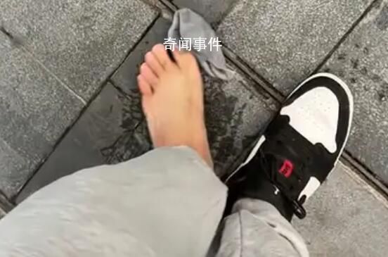 男子去迪士尼被挤丢鞋大喊:我鞋呢