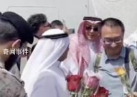 海军苏丹撤侨舰艇抵沙特获花束迎接