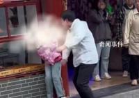 女子因排队冲突猛扇对方孩子耳光 最后女子被警方带走