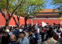 故宫游客如潮人头攒动 游客摩肩接踵