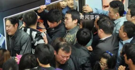 站台门被挤爆?成都地铁:需核实