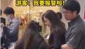 游客在无锡街头被扯衣服强行卖花 这一幕真的是让人看起来可笑至极