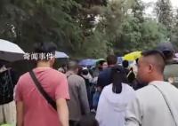 游客滞留动物园淋雨齐喊“退票” 回应称是天气原因加之人流量过大