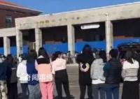 高速服务区女厕外排超长队 网友：这得从不想上厕所开始排