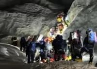 登山者回应珠穆朗玛峰凌晨2点还在堵 并非五一假期拍摄