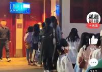 景区女厕所排长队 游客:以为景点排队