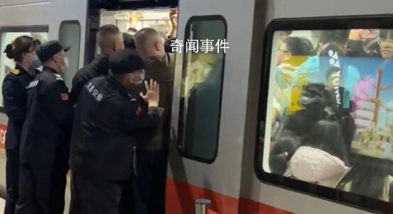 五一挤不上地铁 安保使劲推乘客上车 