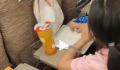 返杭列车上一车厢孩子都在赶作业 在出行前就早有准备