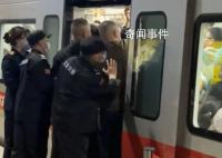 五一挤不上地铁 安保使劲推乘客上车 