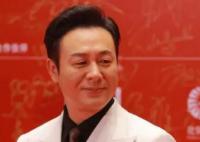 张颂文红毯造型梦回高启强 张颂文梳着一个大背头简直是太有派头了
