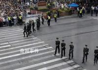 上海武警拉链式人墙上线 维持道路畅通