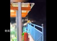 女子清理餐桌将厨余垃圾倒海里 拍摄者：动作很娴熟估计是已经倒了很多次