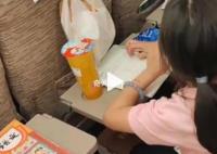 返杭列车上一车厢孩子都在赶作业 在出行前就早有准备