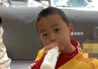 淄博0.85米志愿者喝着奶帮看行李 淄博一群小朋友穿黄马甲志愿引导服务游客