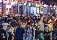 这个假期注定人潮汹涌 门票火车票一抢而空