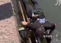 男子在西湖捞手机日入约一万 一单1500元至2000元不等