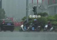 五一返程高峰遇强降雨 多地堵上加堵