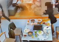女子火锅泼同桌 火锅店称是普通朋友