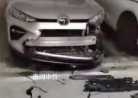 车停地库保险杠破碎 监控:狗咬的