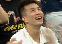 郭艾伦笑了 辽宁逆转广厦郭艾伦在场边观战露出了笑容