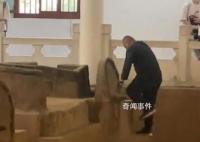 文物局回应工作人员翻入展坑捡帽子 并未对文物造成破坏