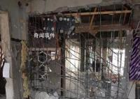 被砸承重墙高楼内仍有人居住 提心吊胆仍守楼内