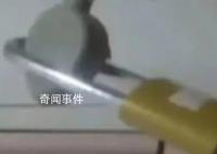 男子吐槽酒店客房空调插头被上锁 引发了许多网友争论