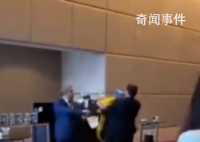 乌代表举自家国旗挑衅暴揍俄代表 这一幕被推特上的网友拍下并传播