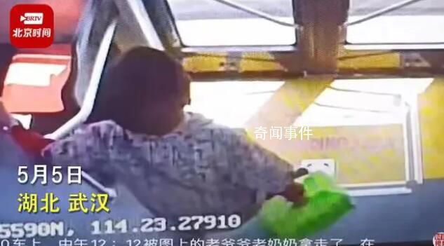 网友救命药落在公交车被大妈捡走 派出所工作人员称正在帮助寻找