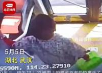 网友救命药落在公交车被大妈捡走 派出所工作人员称正在帮助寻找
