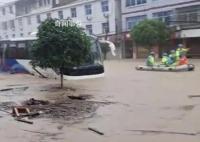 江西宜黄特大暴雨水深达肩膀处 多地内涝